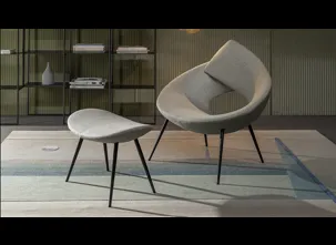 Poltroncina di design in tessuto con gambe in metallo Lock di Bonaldo