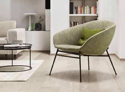 Poltroncina in tessuto con gambe in metallo Love di Calligaris