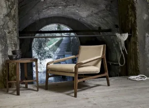 Poltroncina Margot con struttura in legno massello rivestita in pelle di Alivar