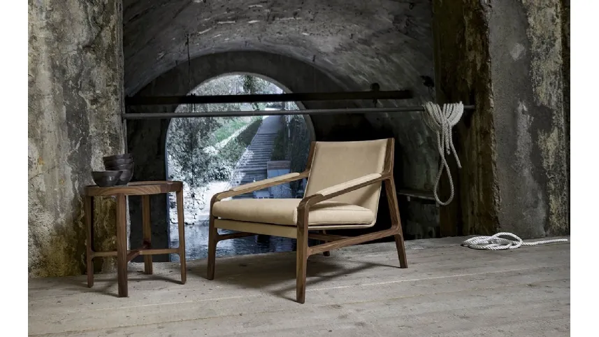 Poltroncina in legno con seduta e schienale in pelle Margot di Alivar