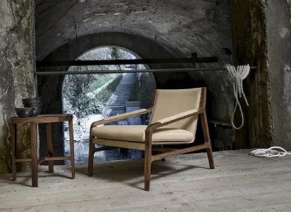 Poltroncina Margot con struttura in legno massello rivestita in pelle di Alivar