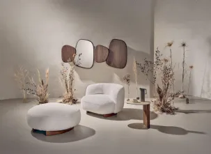 Poltroncina imbottita in tessuto con base in legno Pebble Armchair di Nature Design