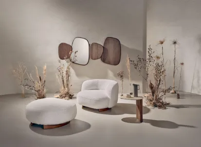 Poltroncina imbottita in tessuto con base in legno Pebble Armchair di Nature Design