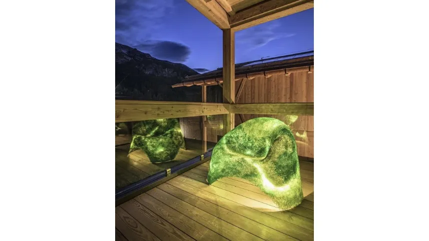 Poltrona di design Alice realizzata con filo plastico di puro policarbonato traslucido intrecciato insieme a cinque metri di luci led per illuminarla dall’interno di Edra