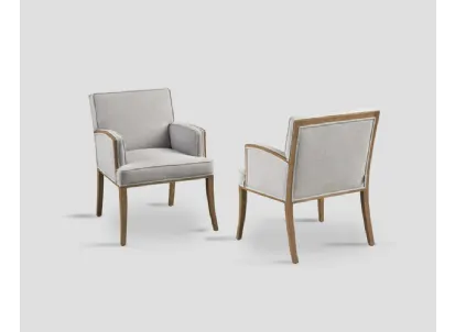 Poltroncina Angelica imbottita e rivestita in tessuto con struttura in legno di Dialma Brown