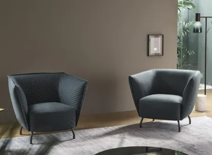 Poltroncina Arno in tessuto imbottito con trapuntatura o liscio di Bonaldo