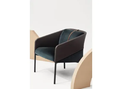 Poltroncina Demoiselle Armchair in tessuto con particolari in pelle di Infiniti