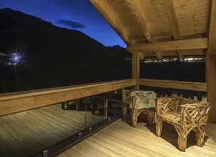 Poltroncina di design Favela costruita con tanti listelli di legno naturale inchiodati a mano in un assettto casuale di Edra