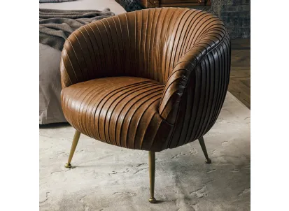 Poltroncina imbottita Handrea rivestita in vera pelle con base in metallo color ottone di Dialma Brown