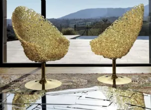 Poltroncina girevole di design con schienale alto Margherita realizzata in policarbonato di Edra