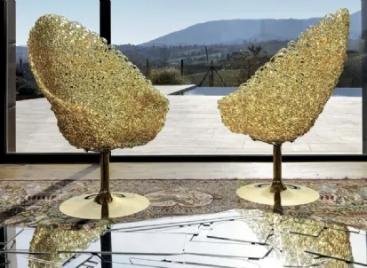Poltroncina girevole di design con schienale alto Margherita realizzata in policarbonato di Edra