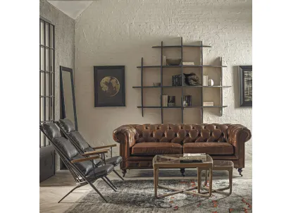 Poltrona inclinata Oxford con struttura in metallo rivestita in vera pelle con braccioli in legno di Dialma Brown