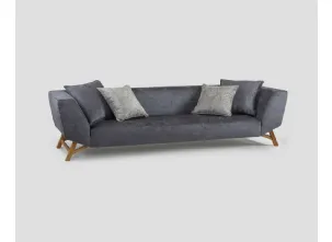 Divano lineare Brixton in tessuto imbottito con base in legno massello di Old Pine di Dialma Brown