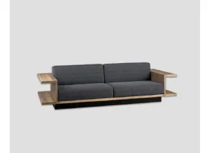 Divano lineare Cervinia con struttura in legno massello di Old Pine ad uso libreria, con seduta e schienale imbottiti e rivestiti in tessuto di Dialma Brown
