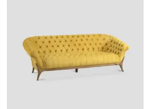 Divano lineare Chelsea in tessuto cangiante Giallo con finitura Capitonnè e base in legno massello di Mindi naturale di Dialma Brown