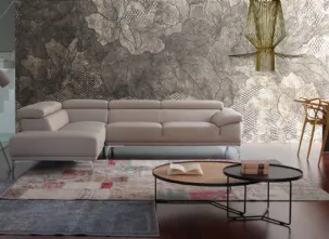 Divano angolare in ecopelle color beige con poggiatesta regolabili e piedini in metallo di Calia
