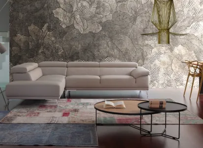 Divano angolare in ecopelle color beige con poggiatesta regolabili e piedini in metallo di Calia