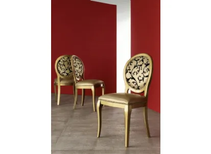 Sedia Adelaide con seduta e schienale imbottiti in ecopelle e struttura in faggio laccato di Veneta Cucine