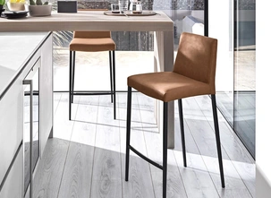 Sgabello Aida in pelle di Calligaris
