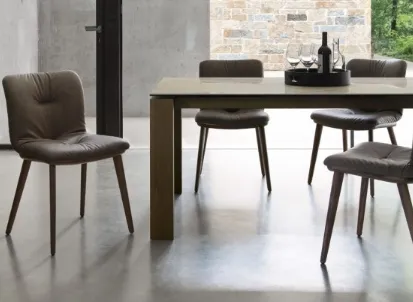 Sedia con imbottitura comfort e gambe in legno Annie di Calligaris