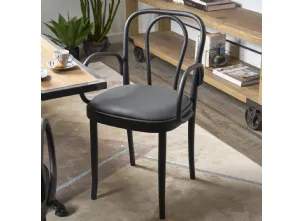 Sedia con braccioli in legno curvato finitura Black vintage e seduta imbottita e rivestita in ecopelle color grigio Annika di Dialma Brown