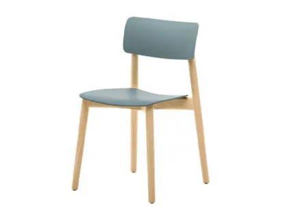 Sedia Astrid in polipropilene con struttura in legno di Veneta Cucine