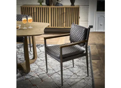 Sedia Baltimora in vera pelle trapuntata con braccioli in legno e struttura in metallo di Dialma Brown