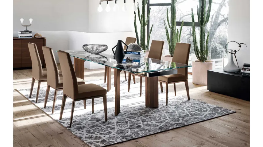 Sedia in pelle con schienale alto e struttura in legno massello Bess di Calligaris