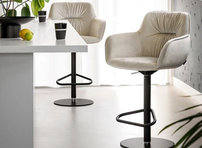 Sgabello Cocoon in pelle imbottita di Calligaris