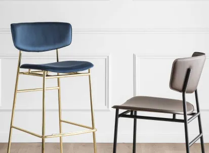 Sgabello con struttura in metallo e seduta in tessuto o ecopelle Fifties di Calligaris
