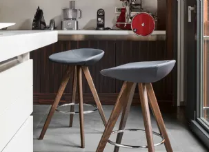 Sgabello Palm in tessuto effetto pelle di Calligaris