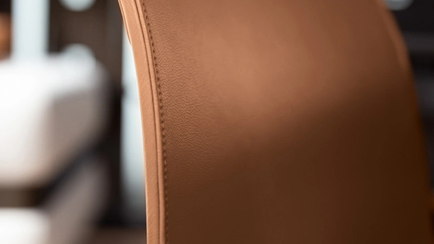 Sedia in pelle Circe di Cantori