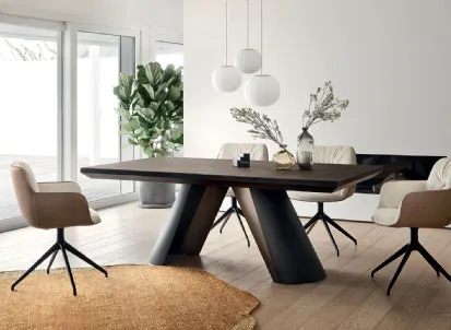 Sedia Cocoon in tessuto e pelle con base girevole di Calligaris