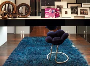 Sgabello di design con seduta accogliente a forma di fiore con stelo inclinato a formare il sostegno portante Soshun di Edra