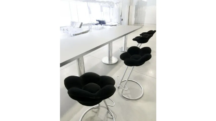 Sgabello di design con seduta accogliente, imbottita e rivestita di velluto a forma di fiore Soshun di Edra