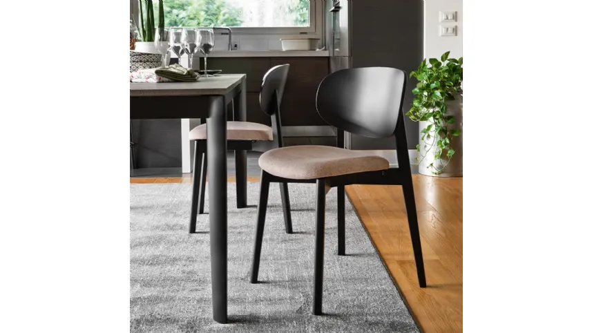 Sedia in legno dal design classico con seduta imbottita Eide di Connubia