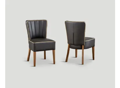 Sedia Felicia in ecopelle finitura dogata con struttura in legno massello di Dialma Brown