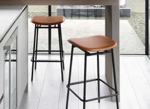 Sgabello Fifties con seduta in cuoio e base in metallo di Calligaris