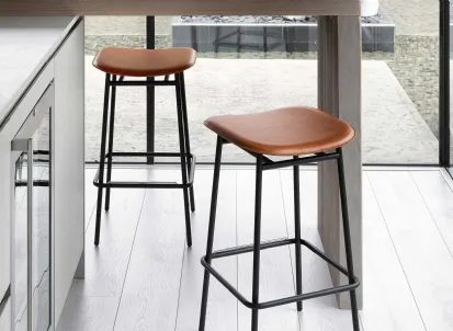 Sgabello Fifties con seduta in cuoio e base in metallo di Calligaris