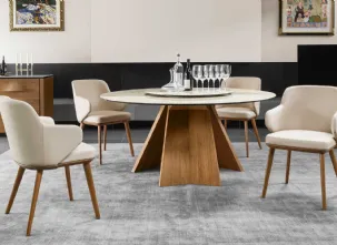 Sedia Foyer con braccioli e struttura in legno massello di Calligaris