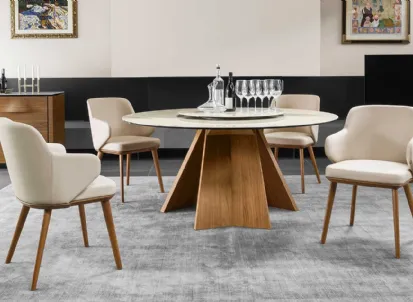 Sedia Foyer con braccioli e struttura in legno massello di Calligaris