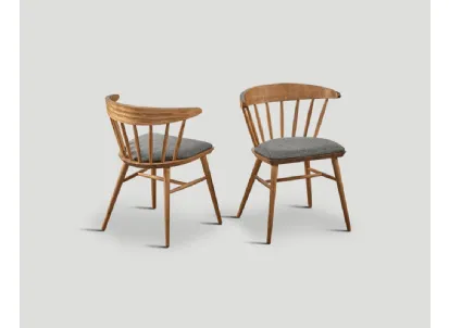 Sedia Helena in legno massello con seduta imbottita e rivestita in tessuto grigio di Dialma Brown