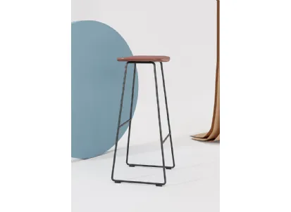 Sgabello Klejn Kitchen Stool con seduta in ecopelle e base in tondino di acciaio di Infiniti