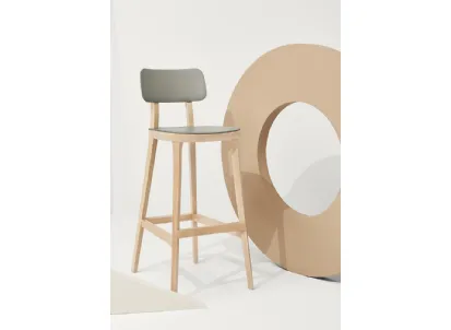 Sgabello Porta Venezia Kitchen Stool in polipropilene con struttura in Faggio massello Naturale di Infiniti