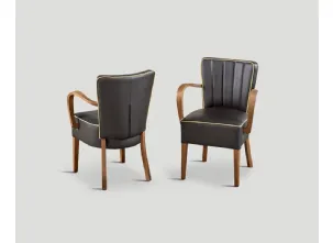 Sedia in ecopelle con finitura dogata con braccioli e struttura in legno massello Marina di Dialma Brown