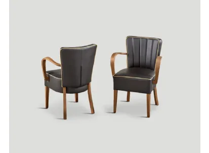 Sedia in ecopelle con finitura dogata con braccioli e struttura in legno massello Marina di Dialma Brown