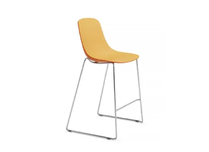 Sgabello Pure Loop Binuance Kitchen Stool con scocca in polipropilene Pesca e Arancio carota con base in tondino di acciaio cromato di Infiniti