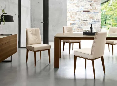 Sedia imbottita in pelle con struttura in legno massello Romy di Calligaris