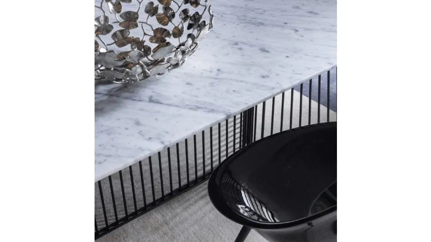 Tavolo con base in acciaio verniciato e piano in marmo bianco di Carrara ANAPO di Driade