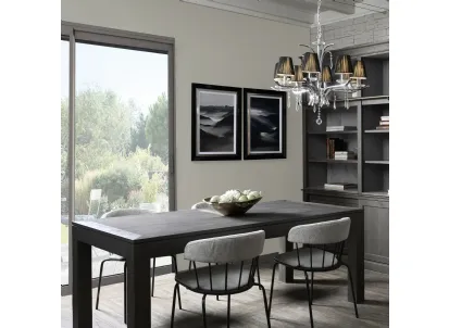Tavolo allungabile Antiparos realizzato in legno stratificato e legno massello di Conifera finitura Dark Grey di Dialma Brown